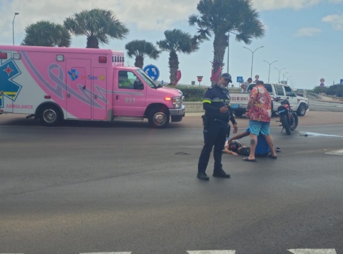 Dama herida den accidente entre van y brommer na rotonde di Balashi