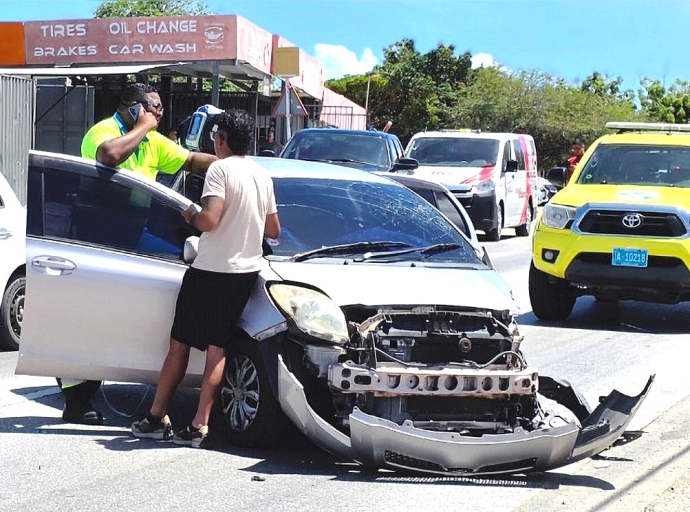 Accident cu mucha chikito envolvi riba caminda di Santa Cruz