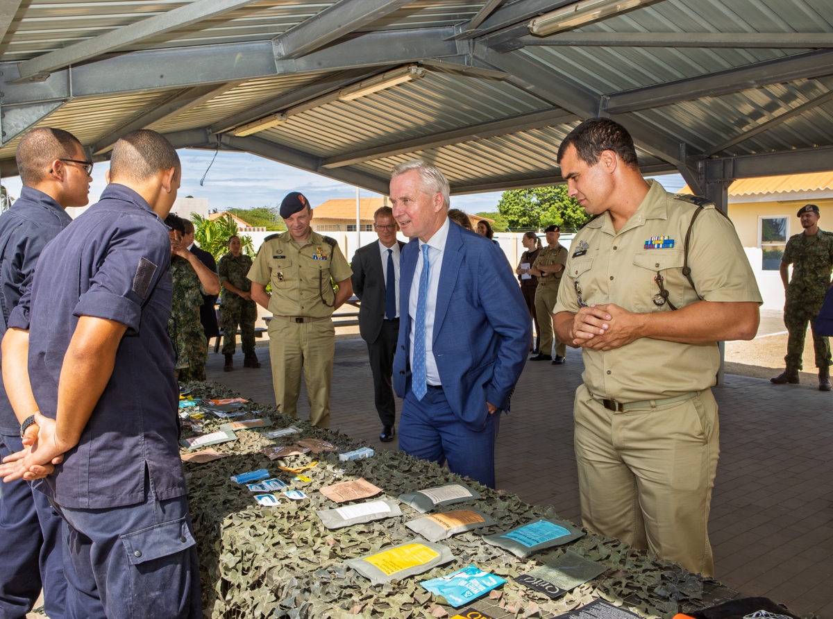 Secretario di Estado Van der Burg ta bishita Kazerne di Marin na Savaneta