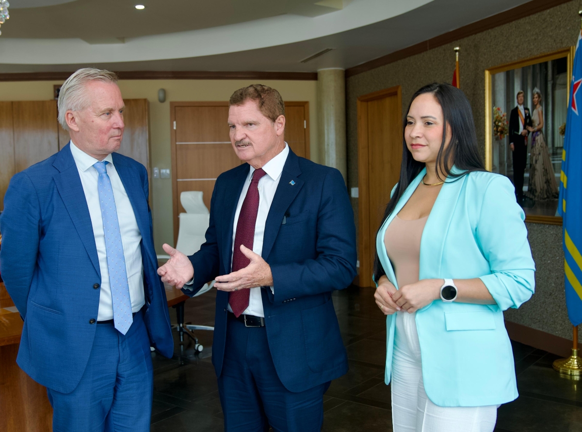 Prome Minister Mike Eman y Secretario di Estado Eric van der Burg a dialoga tocante cooperacion y oportunidad nobo den Reino