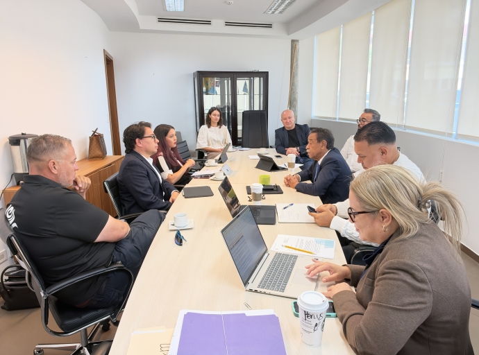 Representantenan legal di Tour Operators Uni y Gobierno a reuni prome cu e audiencia na Corte