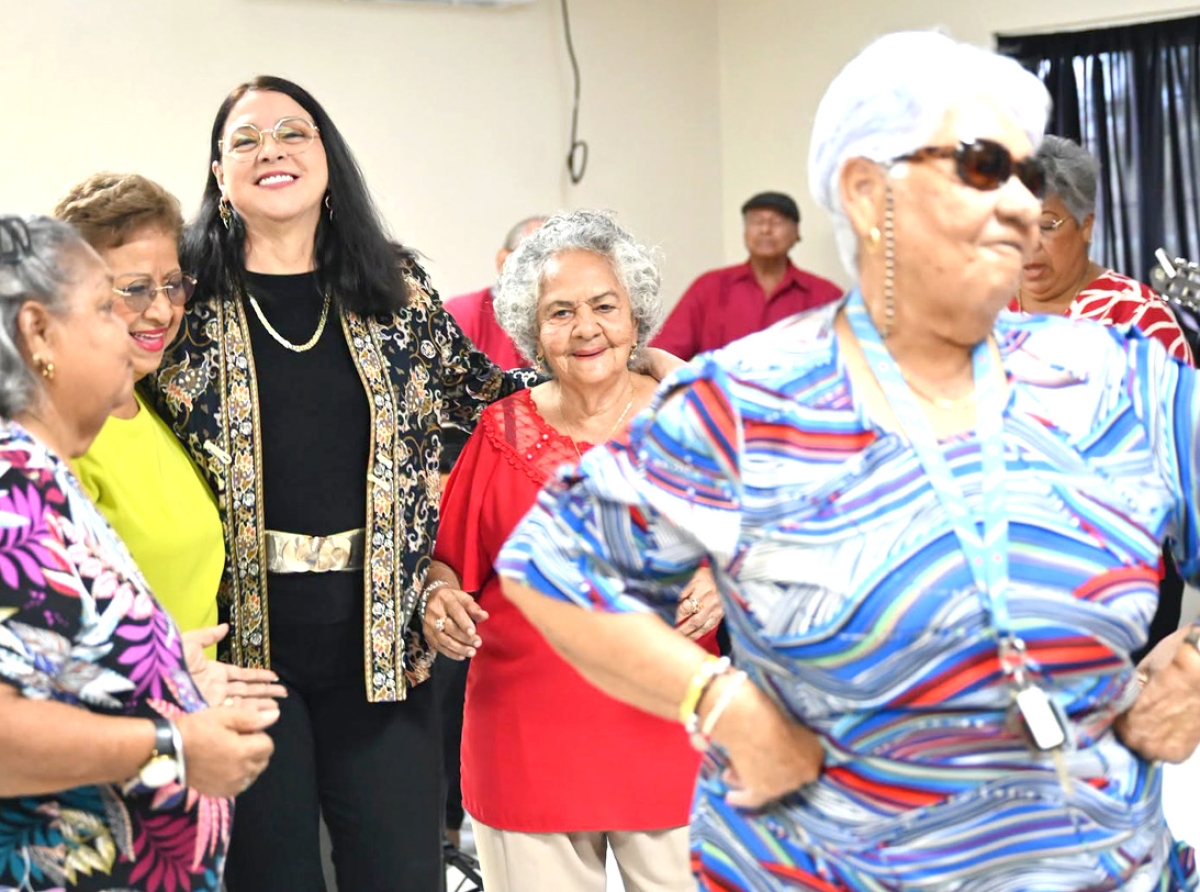Ministro Wyatt-Ras a celebra Luna di Adulto Mayor cu grupo Flor di Jasmin