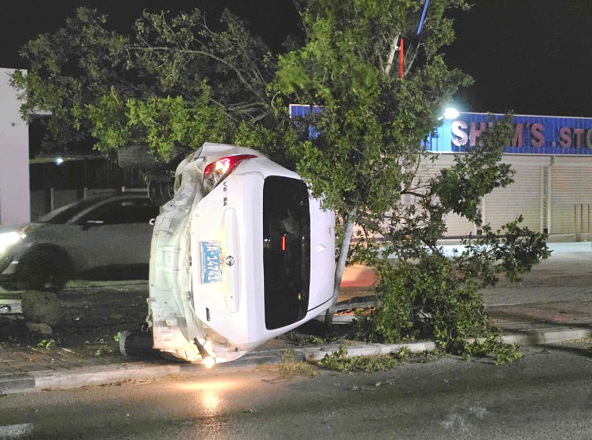 Impacto fuerte a pone un auto bay kenter riba acera na Piedra Plat