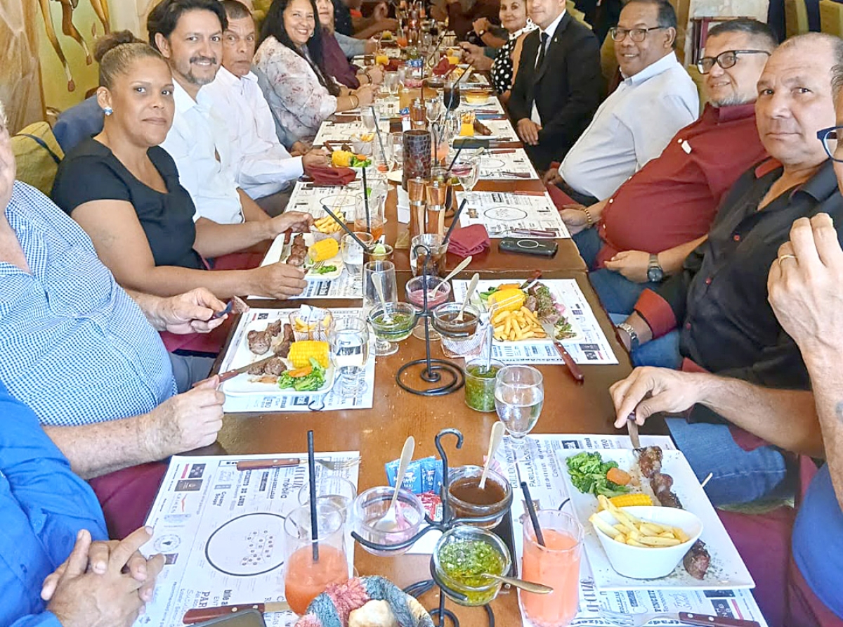 Un almuerzo pa celebra 50 aña di Santa Rosa