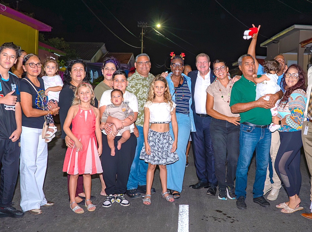 Publico contento cu e iluminacionnan di Pasco den Bernhardstraat