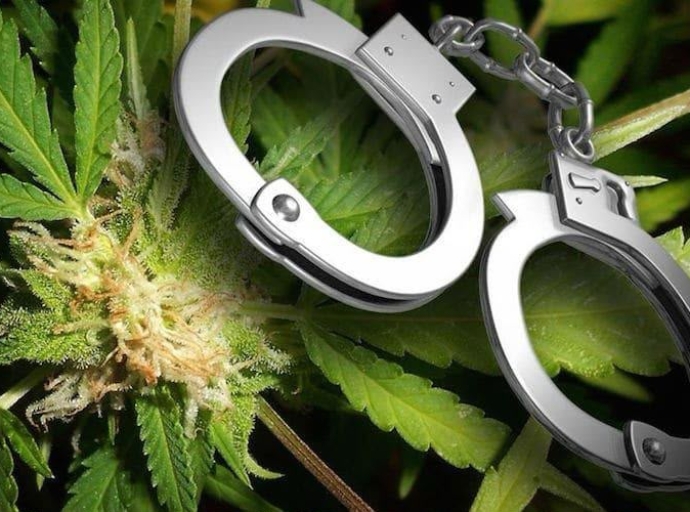 Unit Narcotica a detene un sospechoso y confisca diferente tipo di droga