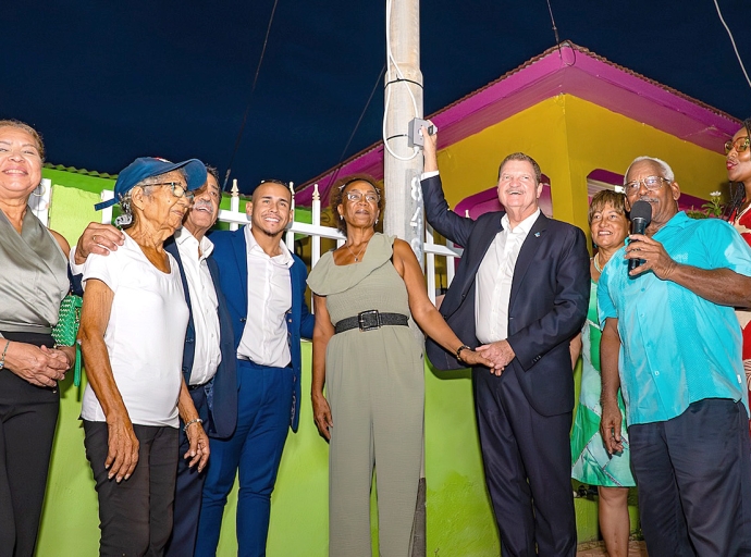 Prome Minister Mike Eman hunto cu varios boluntario a celebra cendemento di luz di Pasco na San Nicolas