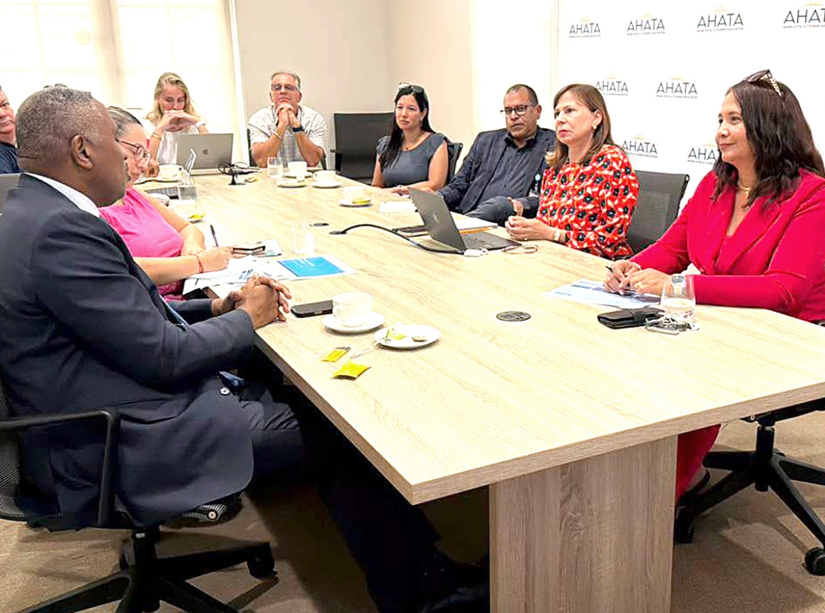 Ministro y Dimas a bay intercambia idea cu AHATA encuanto maneho di permiso di trabao