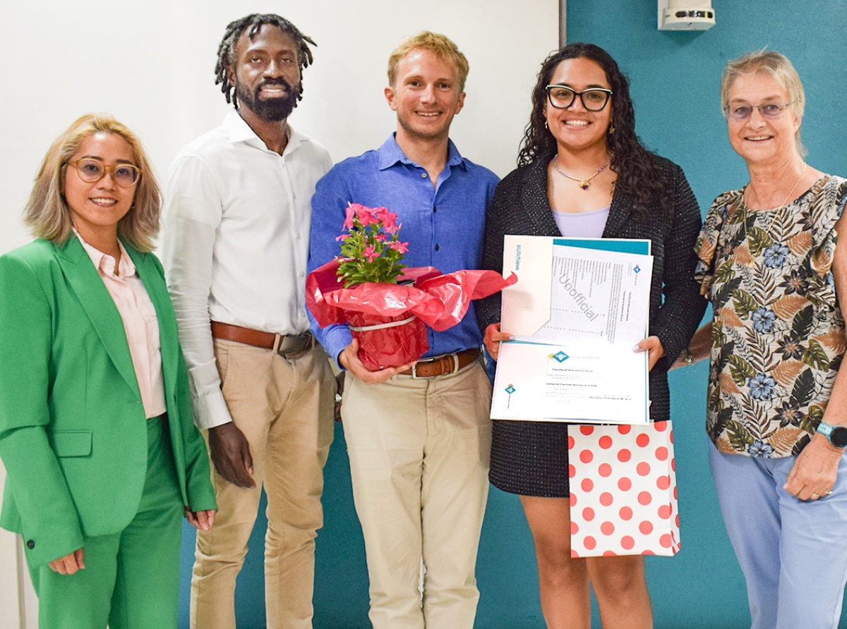 Studiante di Universidad di Aruba a investiga sargassum y microplastics rond di costanan