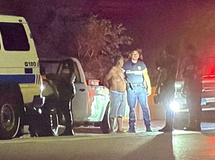 Automobilistanan a bati alarma pa un chauffeur burachi den Pickup