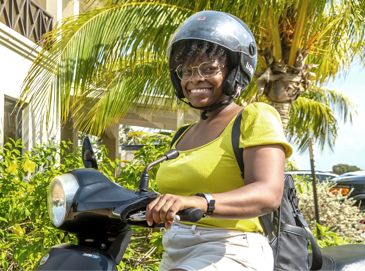 DUO ta ofrece ayudo na ex-studiante den Caribe