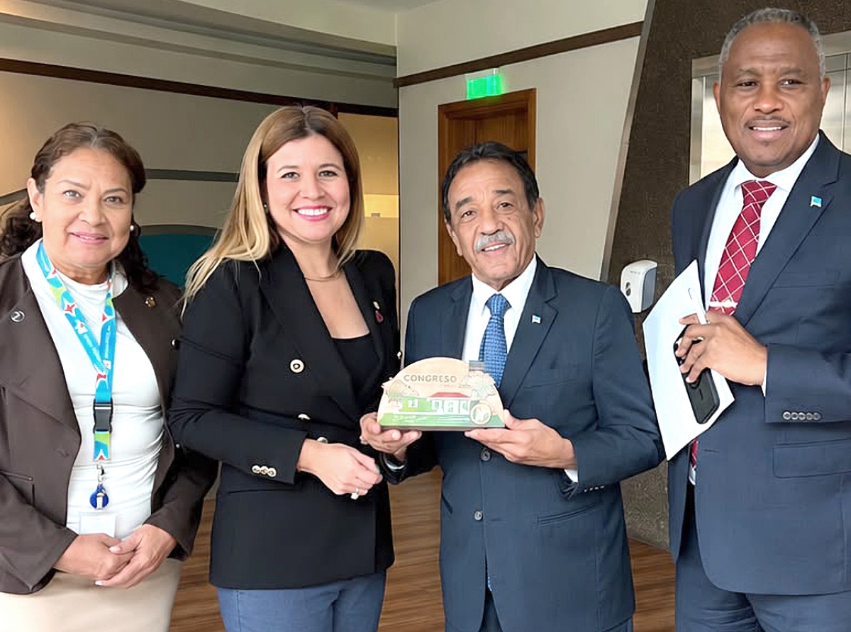 Jennifer Arends-Reyes a honra Minister ‘Baba’ Herdé cu un reconocemento special