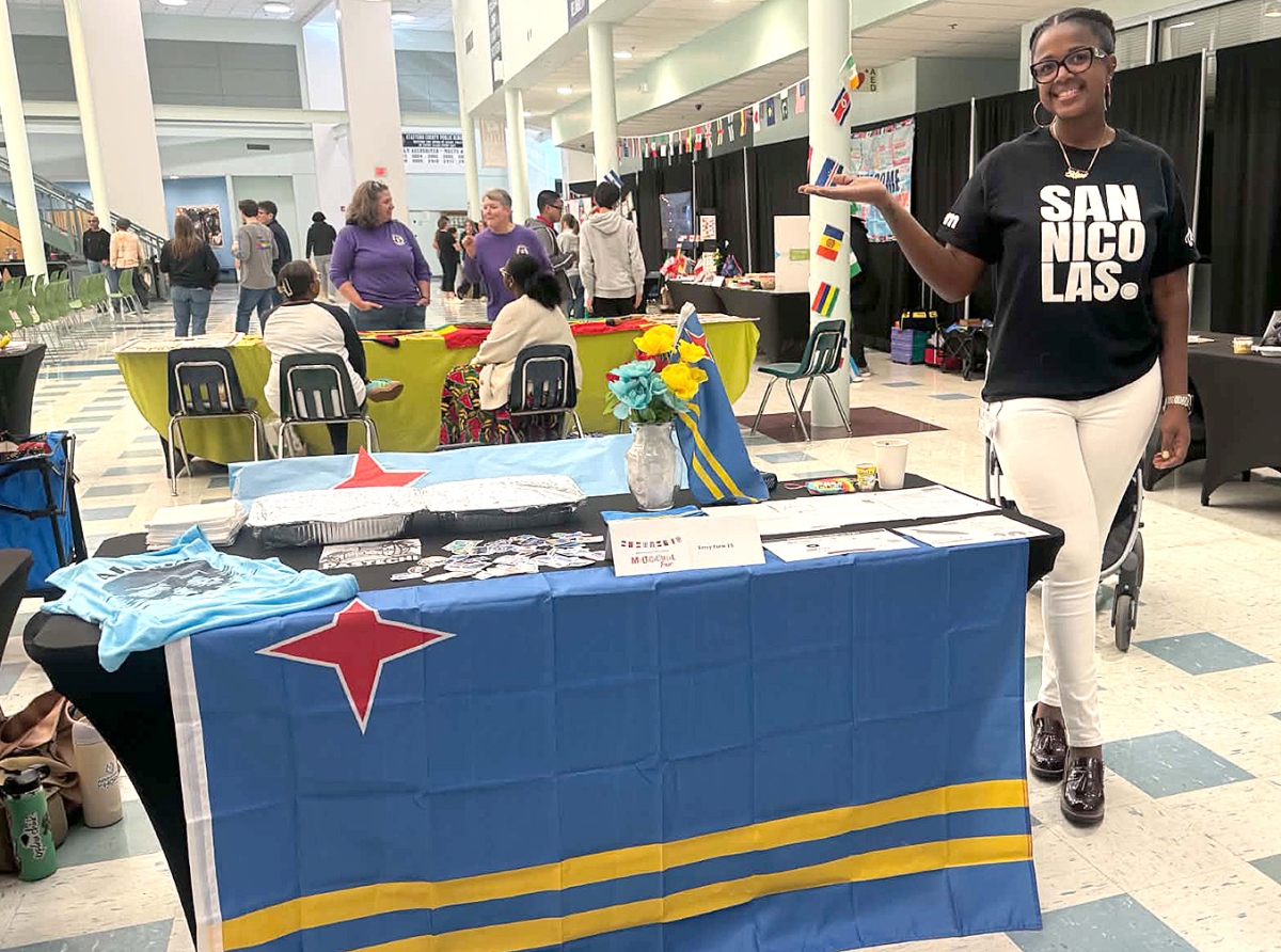 Docente Hilary Gibbs a representa Aruba pa participa na un Feria Multicultural na Merca