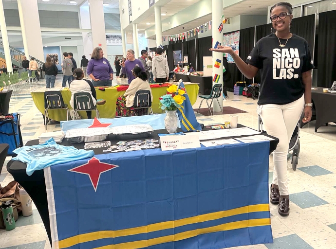 Docente Hilary Gibbs a representa Aruba pa participa na un Feria Multicultural na Merca