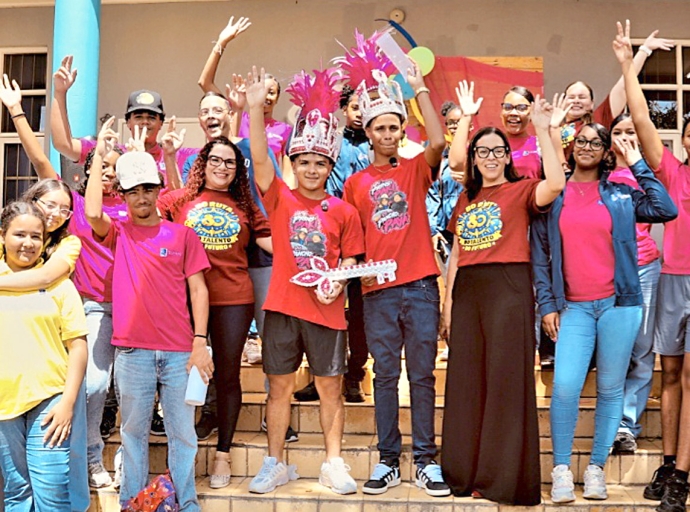 Prins PAKI y Pancho PAYA di Filomena College MAVO a ser corona