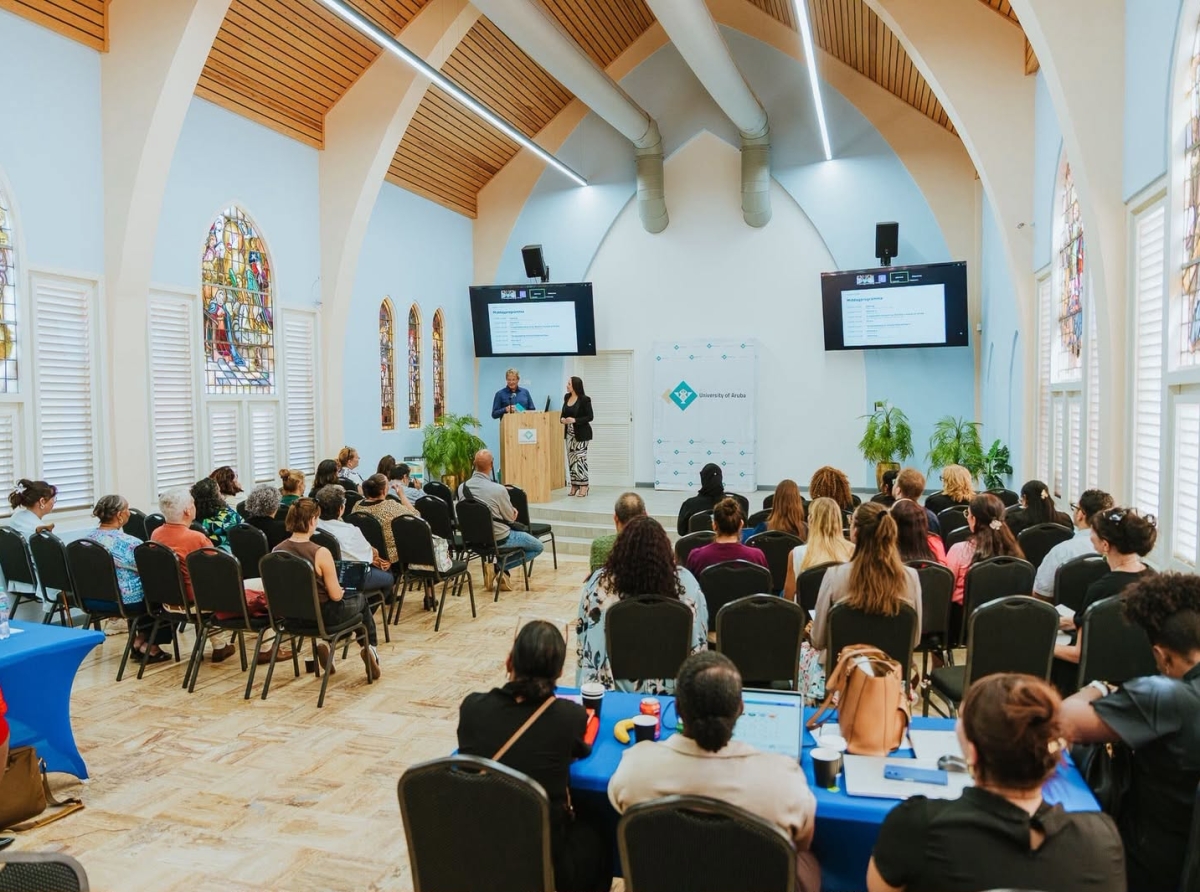 Minister Gerlien Croes ta clausura dianan di estudio di Multilingualismo y NVT