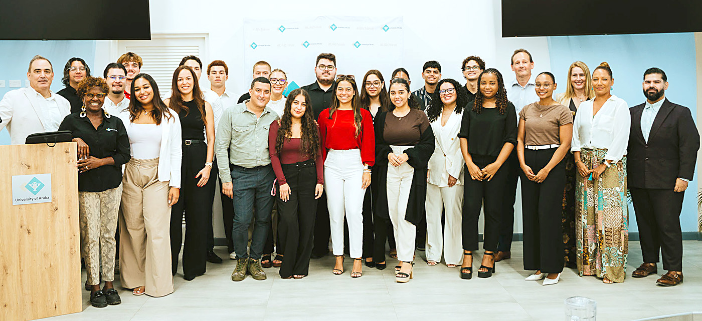 Hobennan di Universidad di Aruba agradecido cu e sosten di Aruba Bank