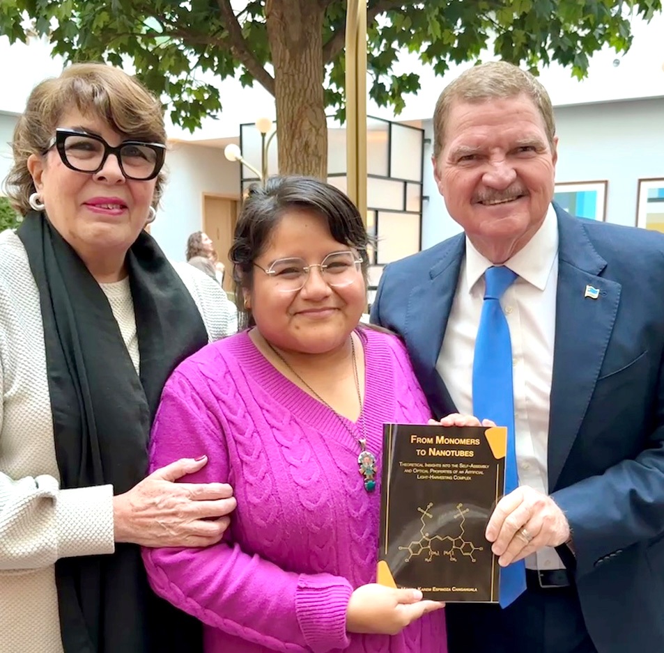 Prome Minister Mike Eman a ricibi tesis di doctorado di Monica Espinoza Cangahuala