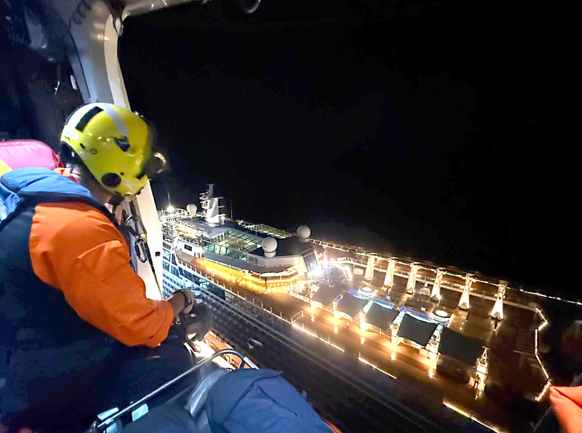 Helicopter a bula distancia basta leu pa evacua un pasahero di crusero