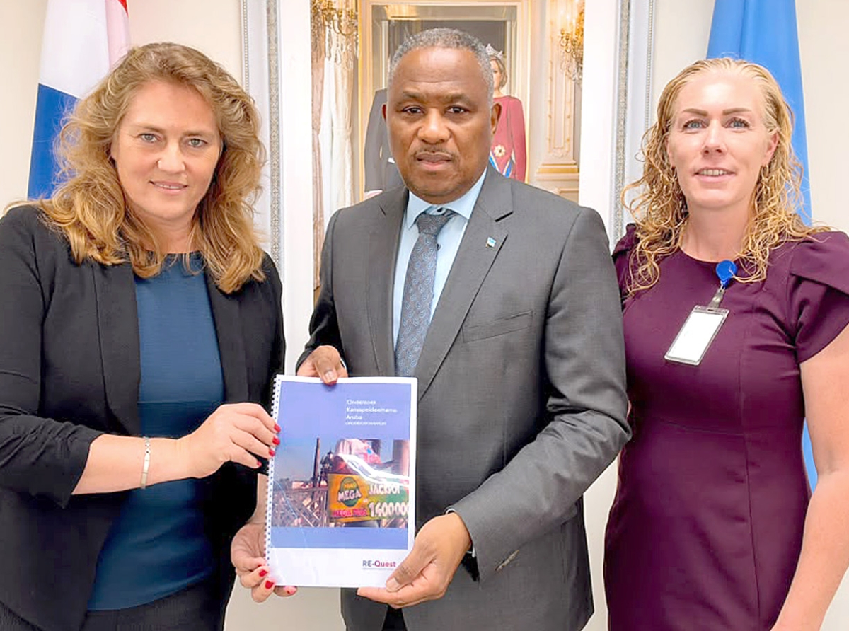 Ministro Dowers a ricibi resultado di investigacion haci riba gambling na Aruba