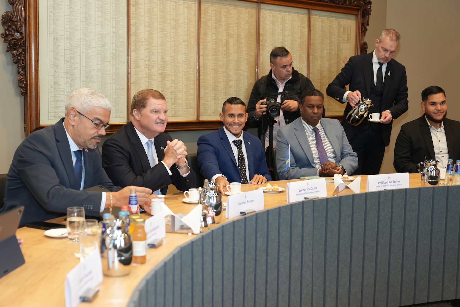 Na Tweede Kamer Aruba a presenta vision di beneficio mutuo den Reino