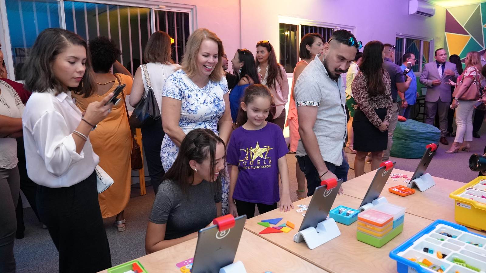 Aruba a conoce su prome Tech Lab na un Scol Basico