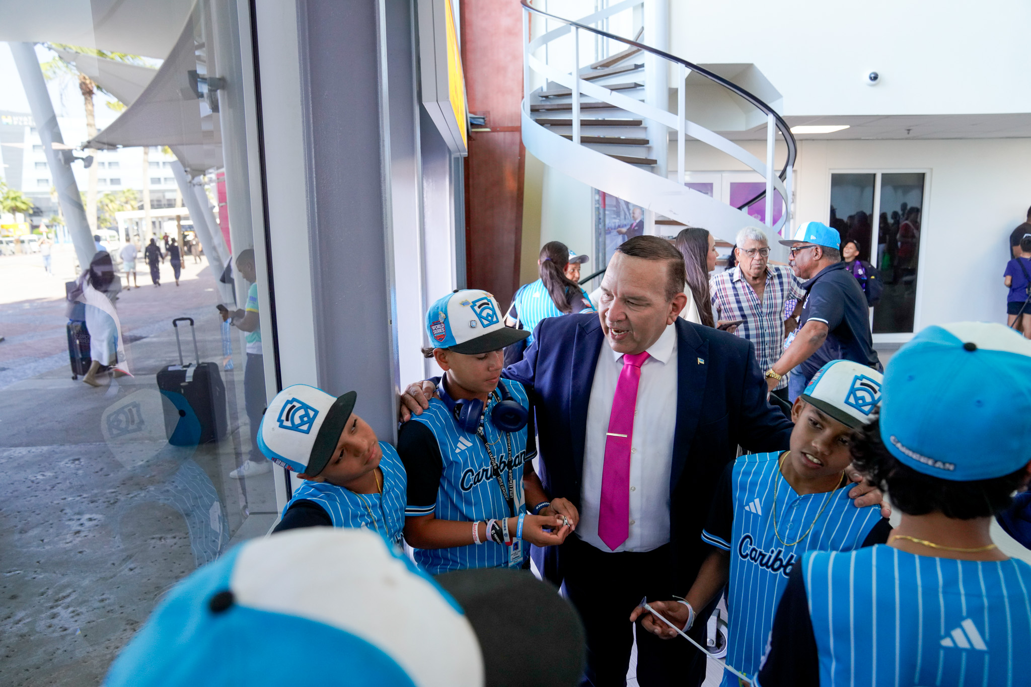 Elwin Rincones Minister Endy Croes a ricibi Seleccion di Baseball U12 cu a representa ...