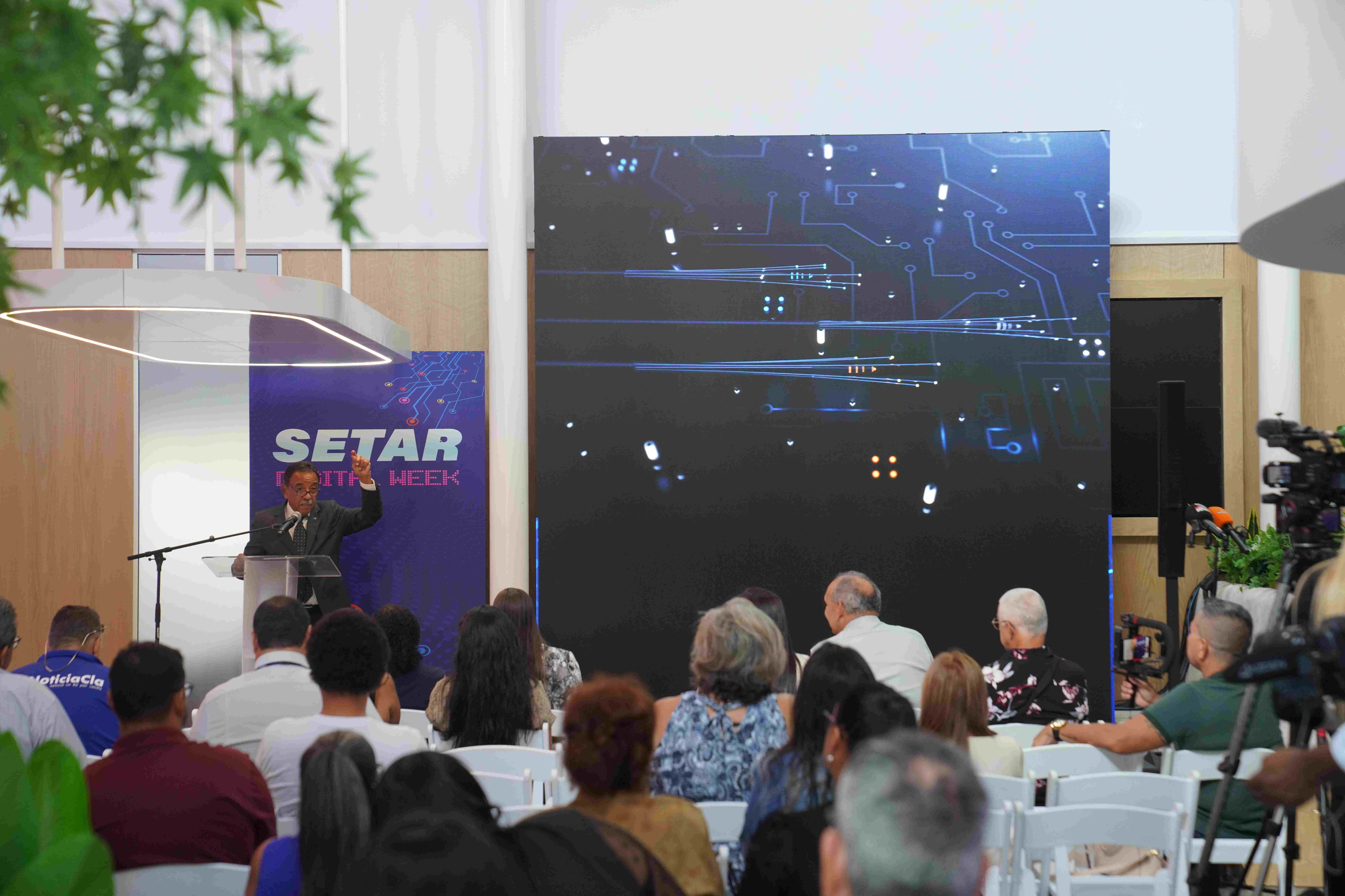 Minister Rene Herdé a haci apertura di SETAR Digital Week