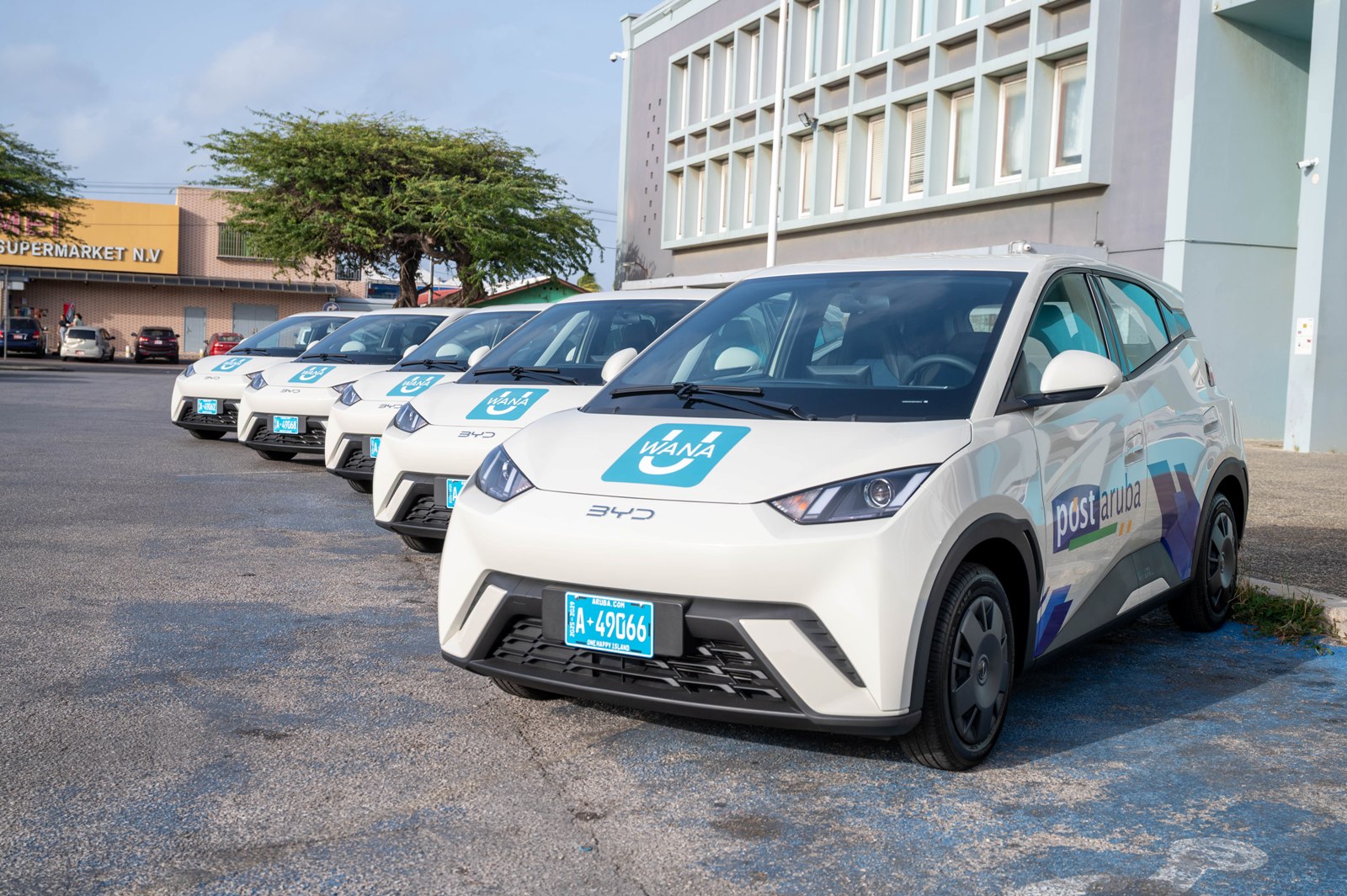 Auto Satisfecho Ministro Geoffrey Wever satisfecho cu Post Aruba tin auto electrico