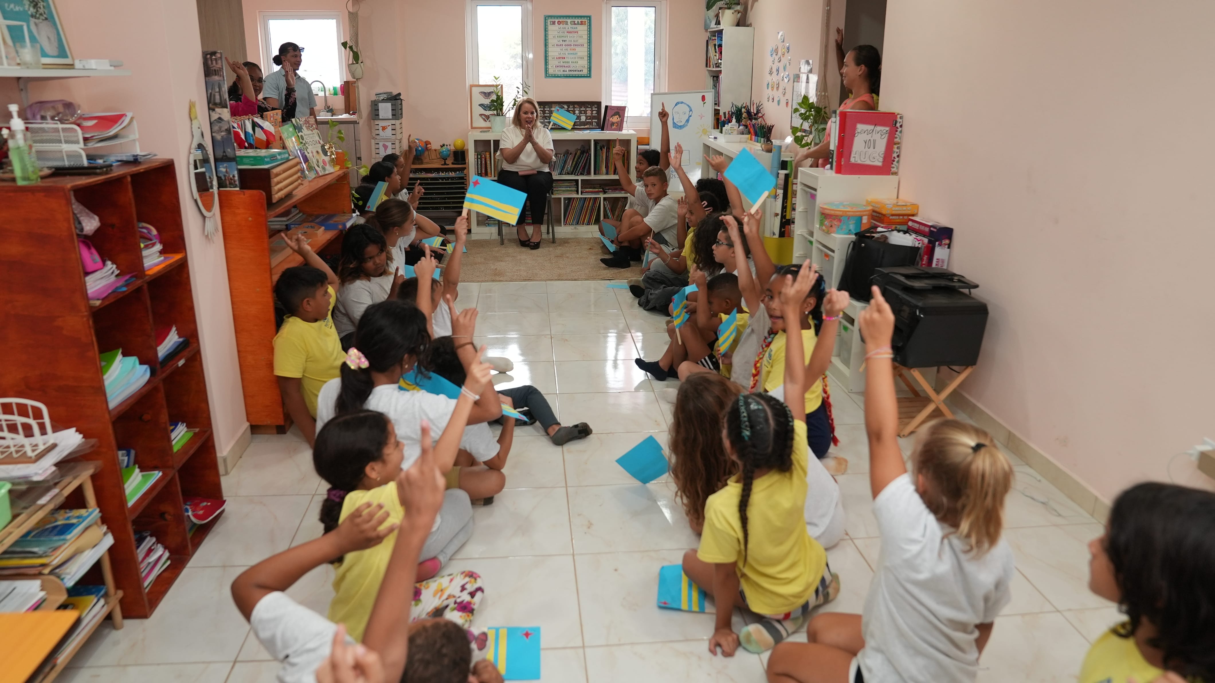 Muchanan di Scol Nos Fortalesa Montessori cu hopi interes den siña mas ...