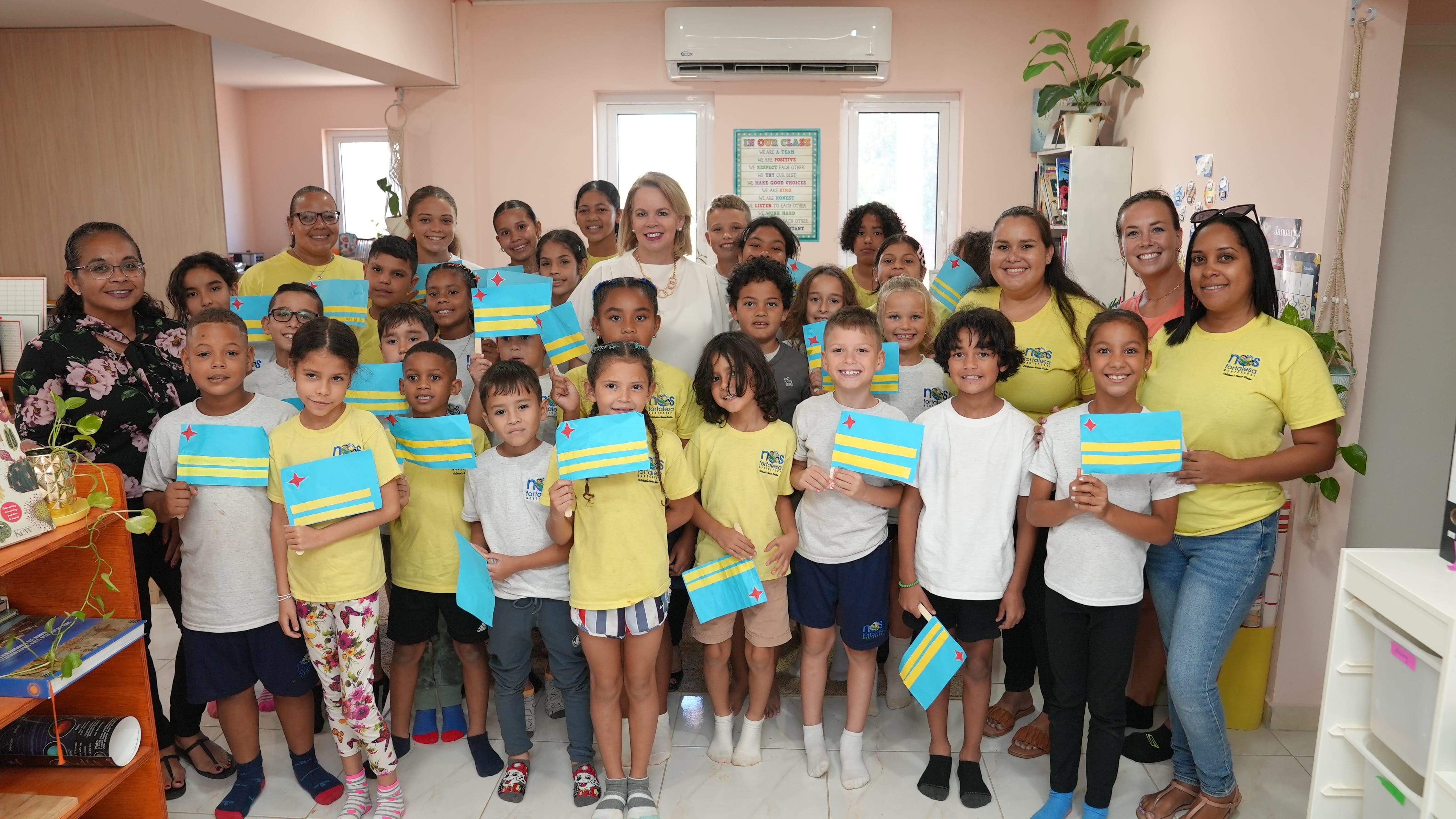 Muchanan di Scol Nos Fortalesa Montessori cu hopi interes den siña mas ...