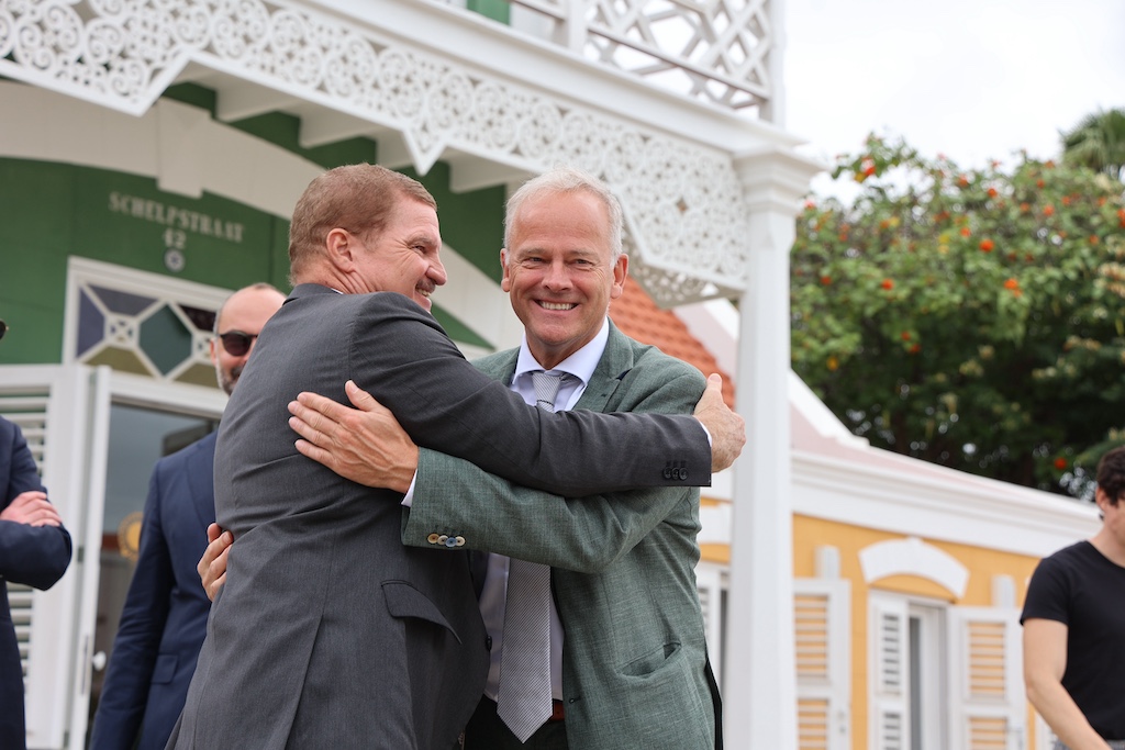 Prome Minister Mike Eman a invita Secretario di Estado Zsolt Szabó pa ...