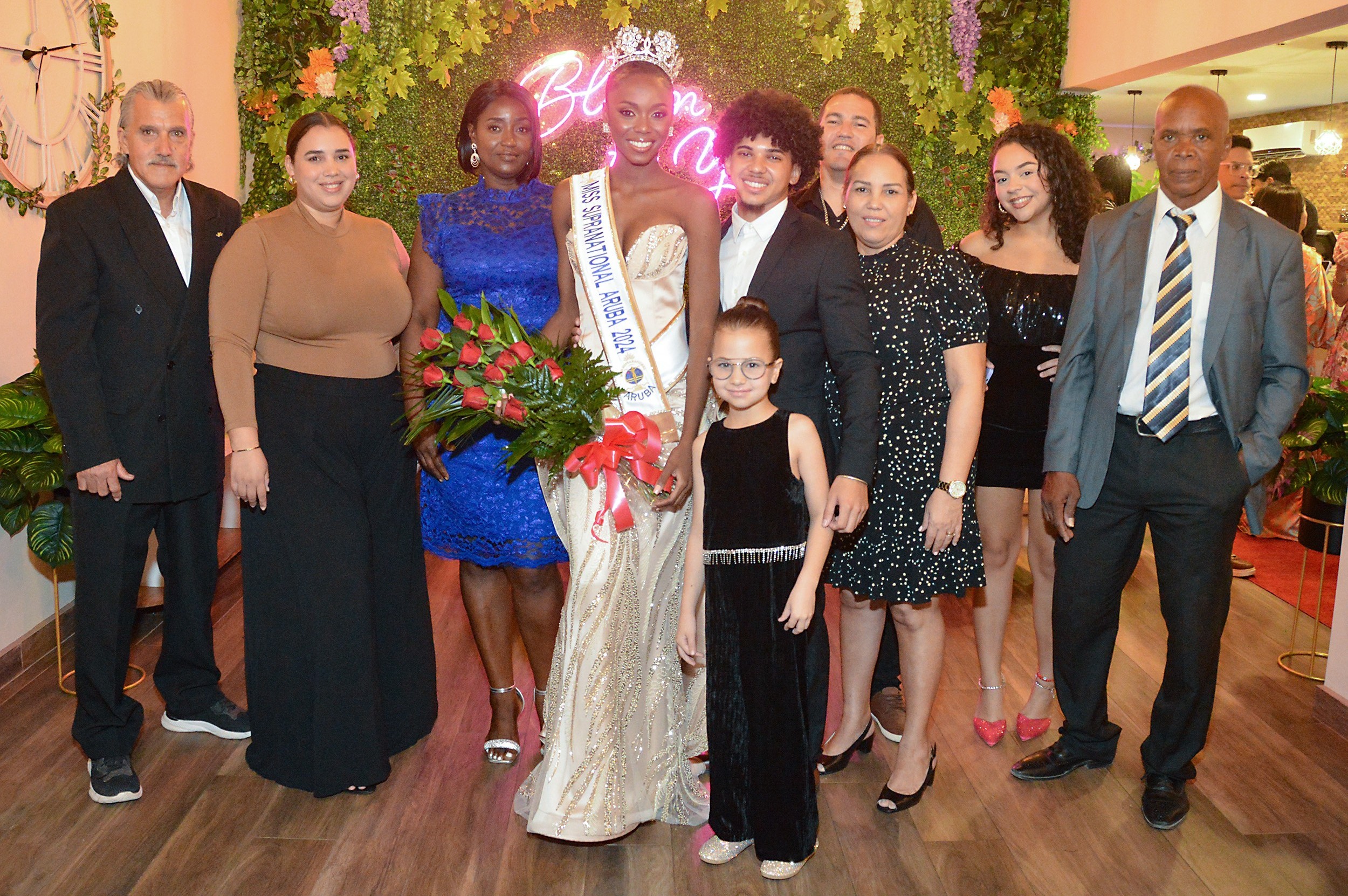 Prome Ministro a corona Rashida Schmidt como Miss Supranational Aruba 2024